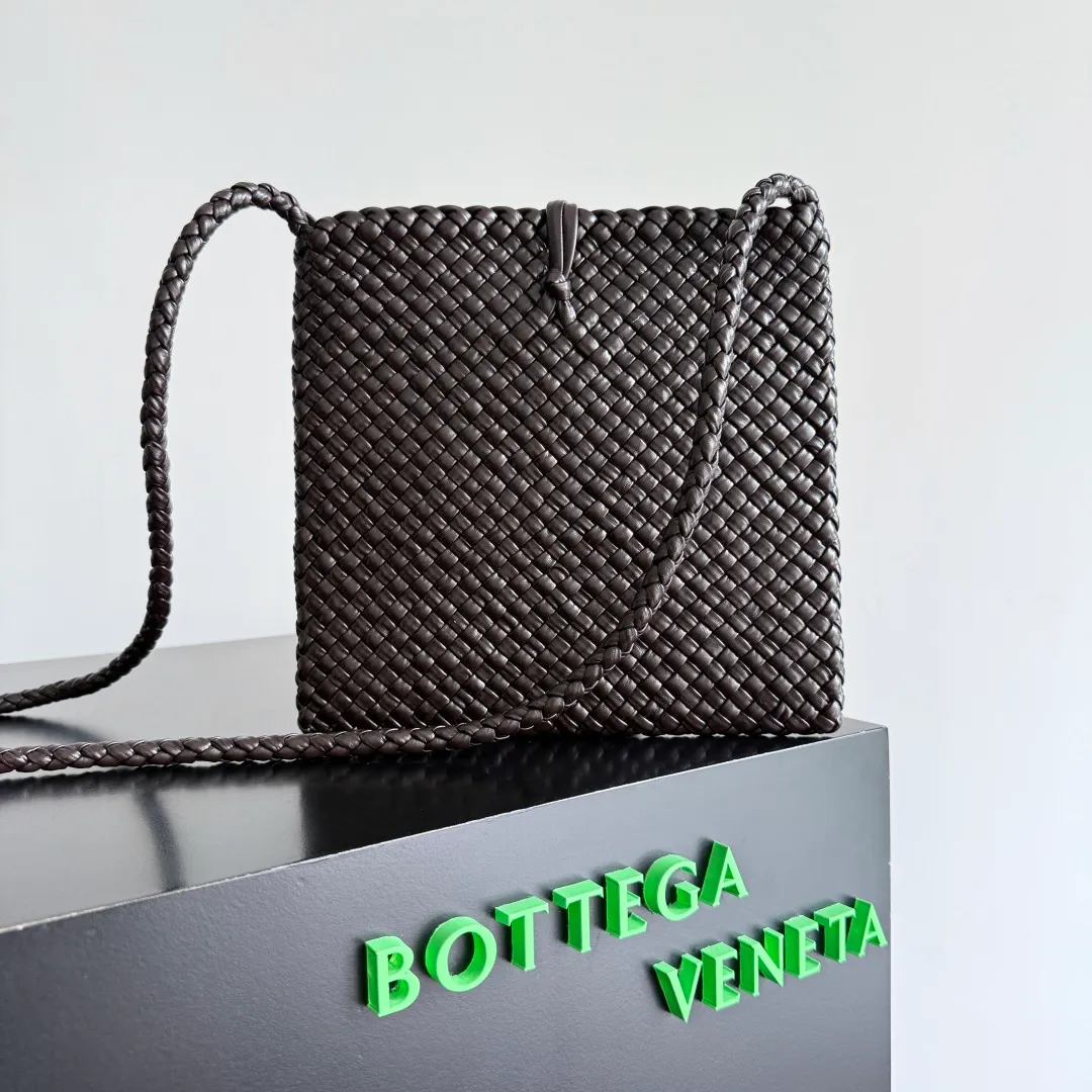 Batch 2480 Bottega Veneta's Tosca, made with exquisite intrecciato weaving technology, three-dimensional trapezoidal cut, neat lines outline a high-end box structure that never fades, giving the soft lambskin a unique silhouette ✨ Small gold balls are embellished to add a sense of fashion, and one leather strip is woven in one piece, simple and advanced. The capacity is suitable for daily life, lifting weight is light, and showing a calm aura in every step. The shoulder-carrying design is practical and carries a low-key taste and relaxed fashion. It is a treasure item that adds points to your outfit. If you know BV, don’t miss it ~ Tosca is your silent business card when traveling around the world. Style number: 777680 Size: 17*19.5*1cm